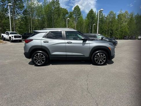Used 2025 Chevrolet TrailBlazer LT AWD/4WD image 3