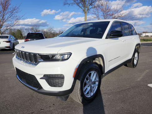 Used 2023 Jeep Grand Cherokee Laredo image 13