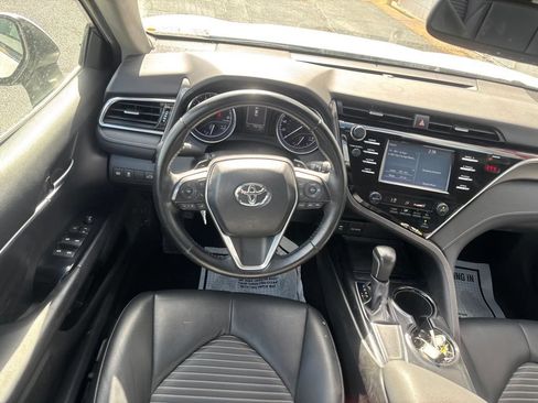 Used 2018 Toyota Camry SE w/ Moonroof Package FWD image 3