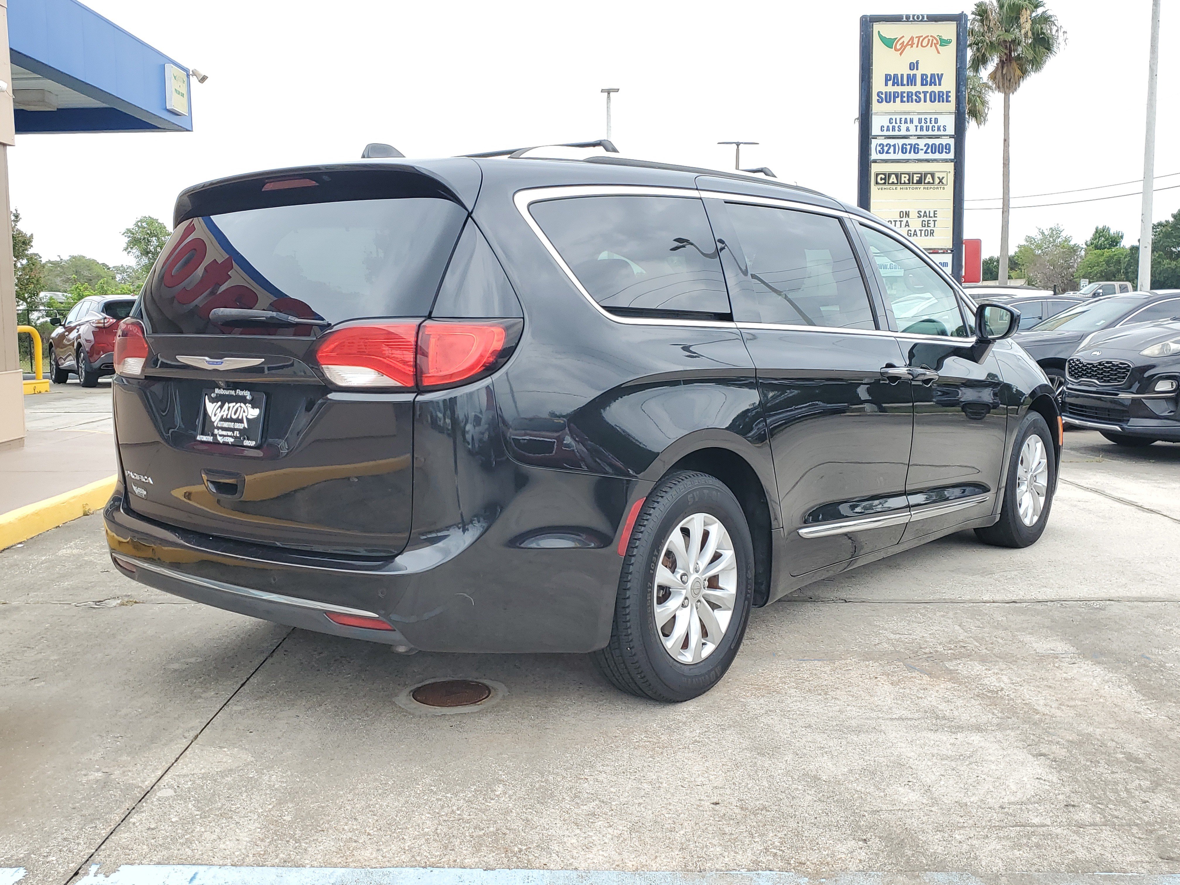 Used 2018 Chrysler Pacifica Touring-L FWD image 4