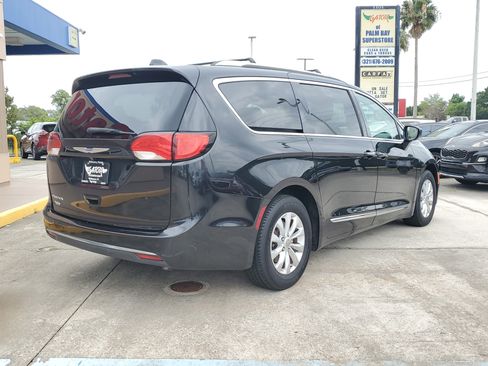 Used 2018 Chrysler Pacifica Touring-L FWD image 4
