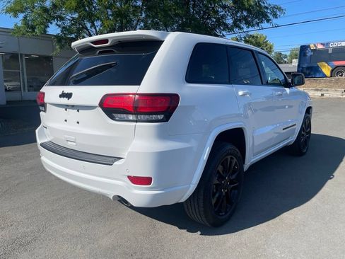 Used 2022 Jeep Grand Cherokee Laredo X AWD/4WD image 5