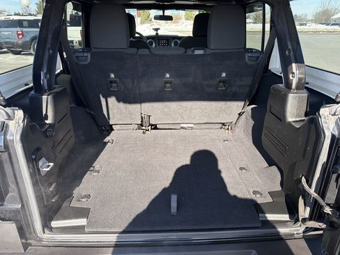 Used 2018 Jeep Wrangler Unlimited Sahara image 5