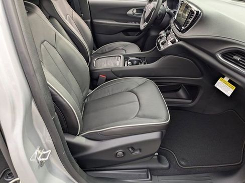 New 2026 Chrysler Pacifica Limited w/ Trailer Tow Group image 40