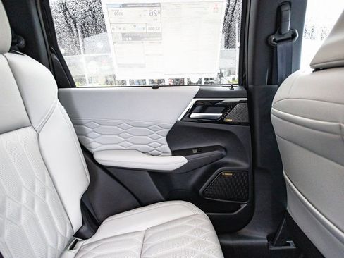 New 2025 Mitsubishi Outlander AWD image 36