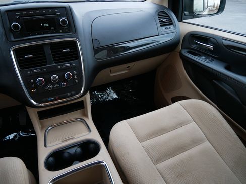 Used 2014 Dodge Grand Caravan SXT image 9