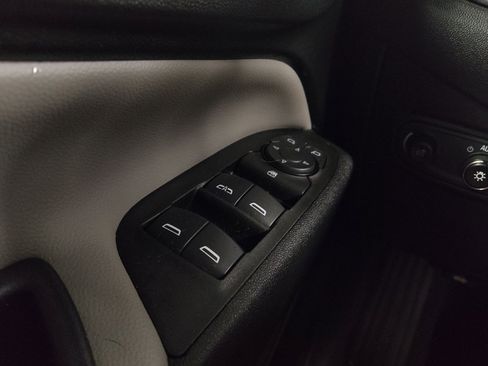 Used 2020 Chevrolet Equinox LT FWD image 27
