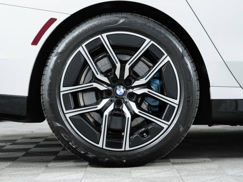 Used 2023 BMW 740i w/ Parking Assistance Package image 41