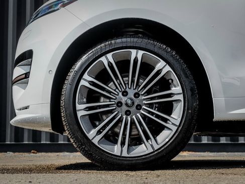 New 2025 Land Rover Range Rover Sport Dynamic SE image 4