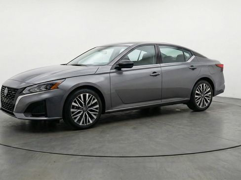 Used 2025 Nissan Altima 2.5 SV FWD image 3