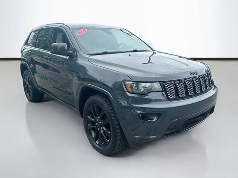 Used 2018 Jeep Grand Cherokee Altitude AWD/4WD image 3