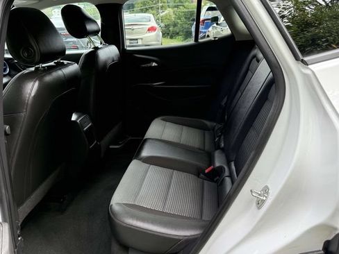 Certified 2025 Chevrolet Trax LT FWD image 11