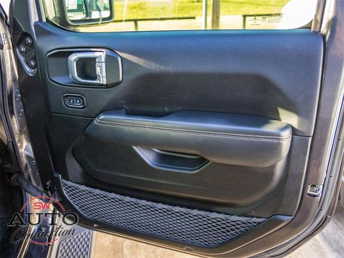 Used 2021 Jeep Gladiator Overland image 17