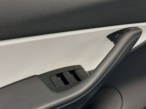 Used 2020 Tesla Model Y Long Range image 15