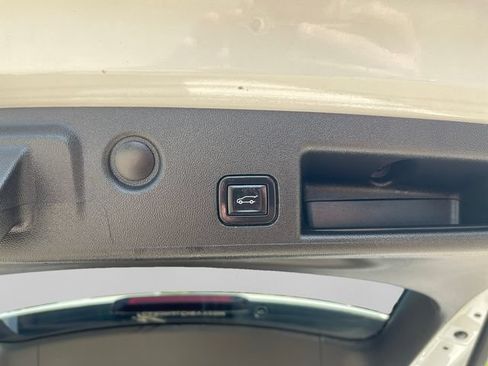 Used 2023 Chevrolet Equinox LT AWD/4WD image 10