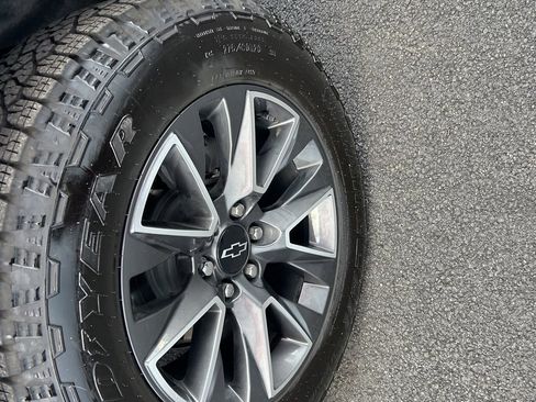 Used 2023 Chevrolet Suburban Z71 w/ Luxury Package image 24