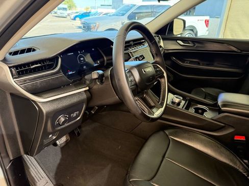 Used 2023 Jeep Grand Cherokee L Laredo image 32