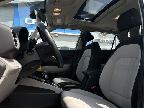 Used 2022 Hyundai Venue SEL image 11