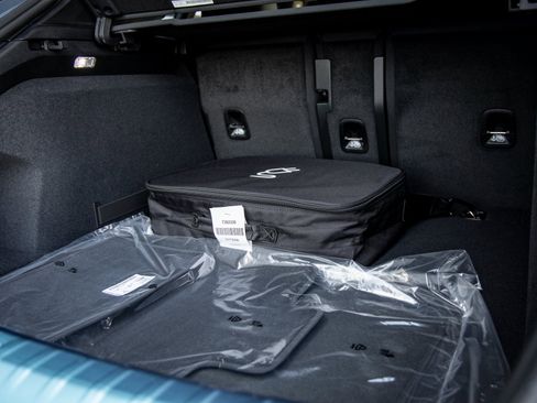 Used 2025 Porsche Taycan 4 Cross Turismo image 33