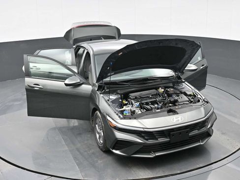 Used 2025 Hyundai Elantra SE FWD image 37