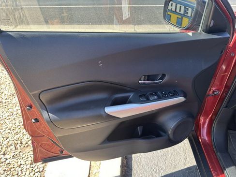 Used 2018 Nissan Kicks SR w/ Premium Package FWD image 10
