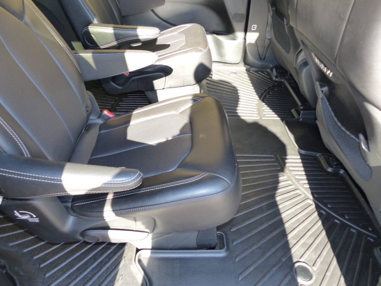 Used 2025 Chrysler Pacifica Select FWD image 40
