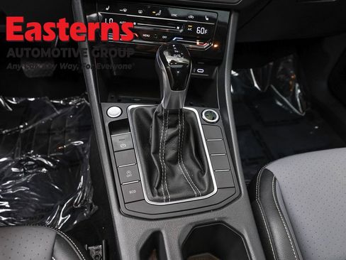Used 2025 Volkswagen Jetta SE FWD image 13