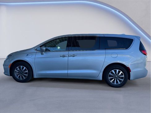 Used 2022 Chrysler Pacifica Touring-L image 3