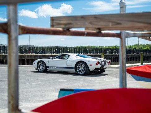 Used 2006 Ford GT RWD image 9