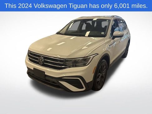 Used 2024 Volkswagen Tiguan SE image 1
