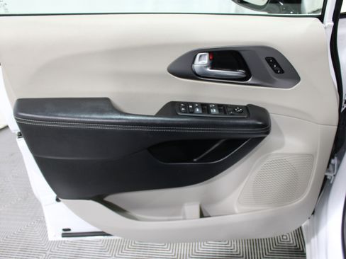Used 2024 Chrysler Pacifica Touring-L FWD image 6