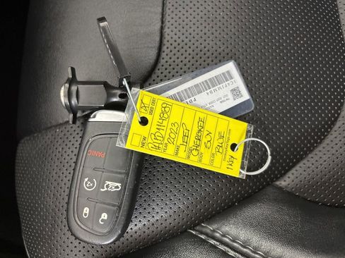 Used 2023 Jeep Cherokee Altitude Lux image 24