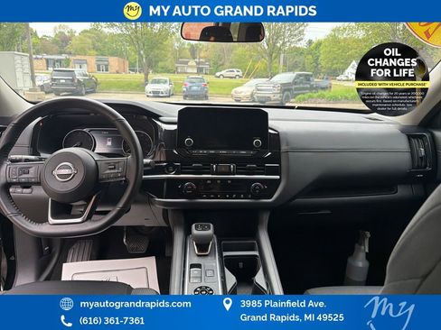 Used 2025 Nissan Pathfinder SV AWD/4WD image 12