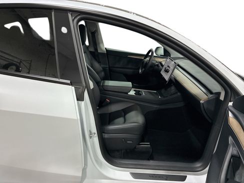 Certified 2023 Tesla Model Y Long Range AWD/4WD image 13