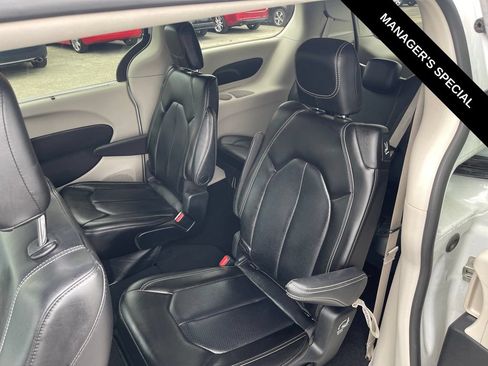 Used 2023 Chrysler Pacifica Touring-L FWD image 15