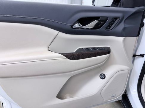 Used 2022 GMC Acadia Denali w/ Denali Ultimate Package FWD image 8