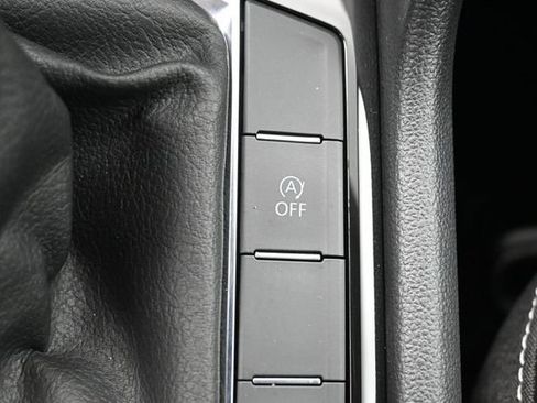 Used 2023 Volkswagen Taos SE w/ Panoramic Sunroof Package FWD image 25