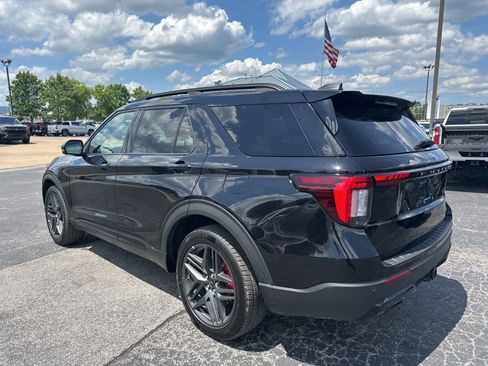 Used 2025 Ford Explorer ST-Line w/ ST-Line Street Pack AWD/4WD image 4