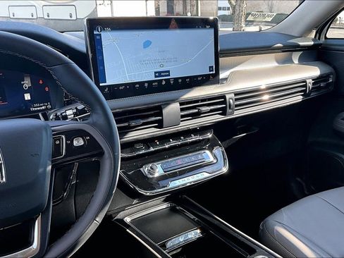 Used 2025 Lincoln Corsair Premiere image 6