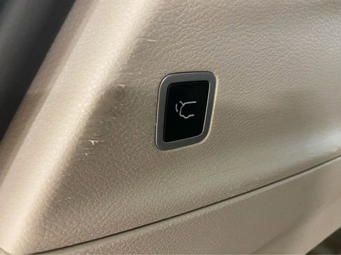 Used 2024 Chrysler Pacifica Touring-L image 7