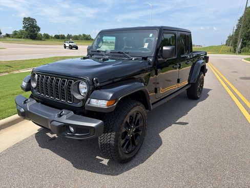 Used 2025 Jeep Gladiator Sport AWD/4WD image 10