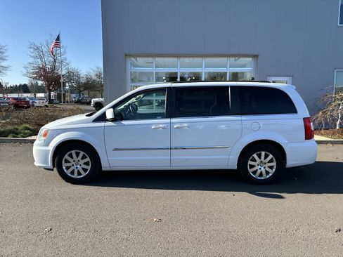 Used 2016 Chrysler Town & Country Touring image 2