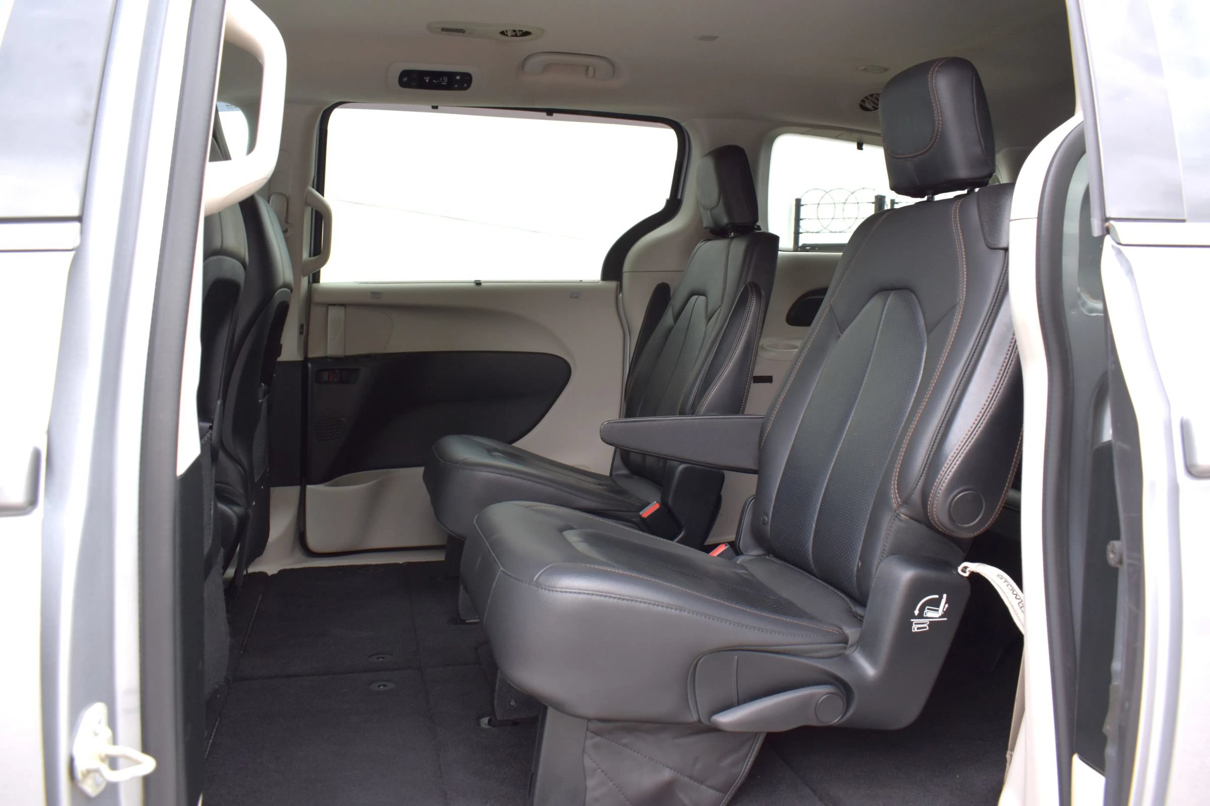 Used 2018 Chrysler Pacifica Touring-L FWD image 46