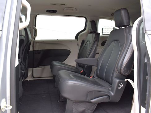 Used 2018 Chrysler Pacifica Touring-L FWD image 46
