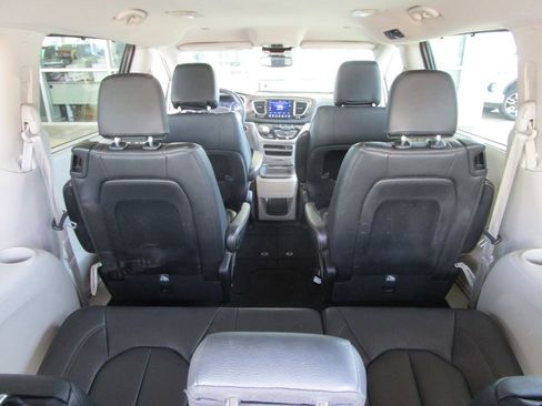Used 2017 Chrysler Pacifica Touring-L image 14