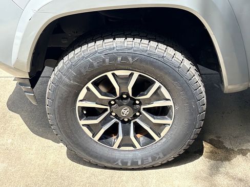 Used 2020 Toyota Tacoma TRD Sport w/ TRD Premium Sport Package AWD/4WD image 12
