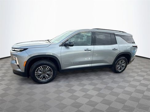 Used 2024 Chevrolet Traverse LT image 9