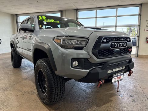 Used 2019 Toyota Tacoma TRD Off-Road w/ Technology Package AWD/4WD image 4