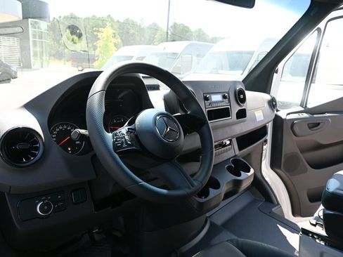 Used 2025 Mercedes-Benz Sprinter 2500 image 6