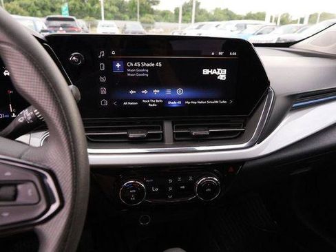 Used 2025 Chevrolet Trax LT FWD image 15